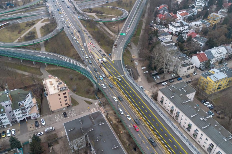 Zdjęcie przedstawia węzeł Trasy Łazienkowskiej z Wałem Miedzeszyńskim.