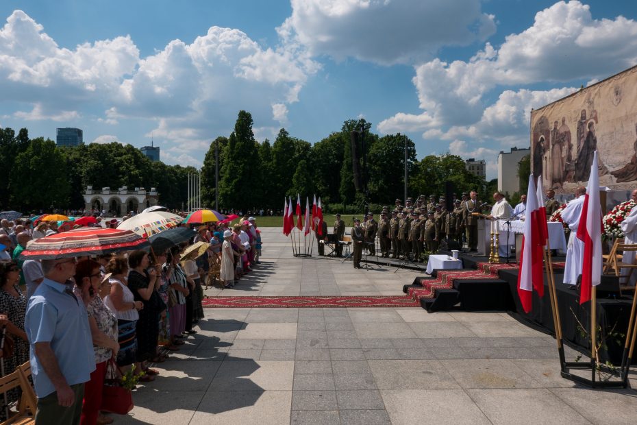 Zdjęcie przedstawia nabożeństwo odbywające się na placu Piłsudskiego i kończące centralną procesję Uroczystości Bożego Ciała