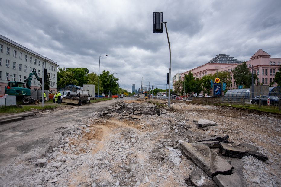 Zdjęcie przedstawia aleję Niepodległości przy SGH.