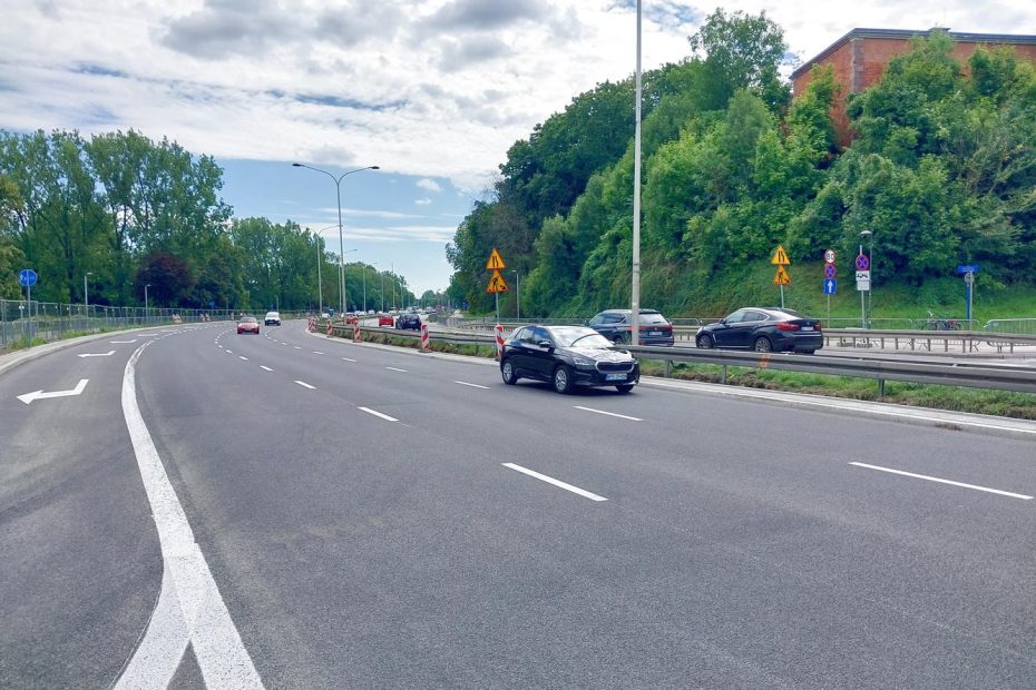 zdjęcie przedstawiwa wyremontowaną jezdnię ulicy Wybrzeże Gdyńskie w kierunku Bielan, gdzie została ułożona nowa nawierzchnia