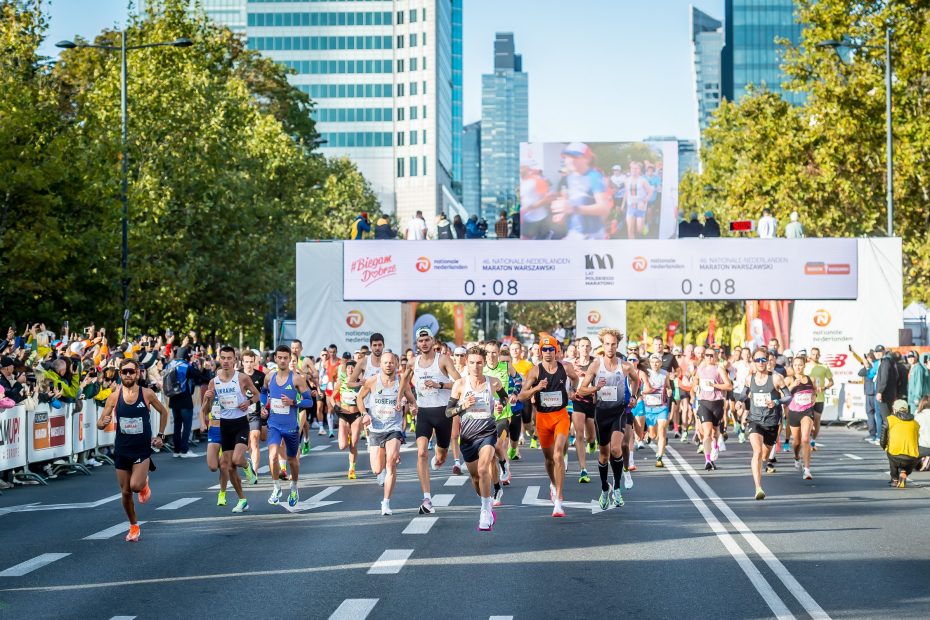 Zdjęcie przedstawia czołówkę biegaczy 46 Nationale-Nederlanden Maratonu Warszawskiego chwilę po starcie na ulicy Świętokrzyskiej