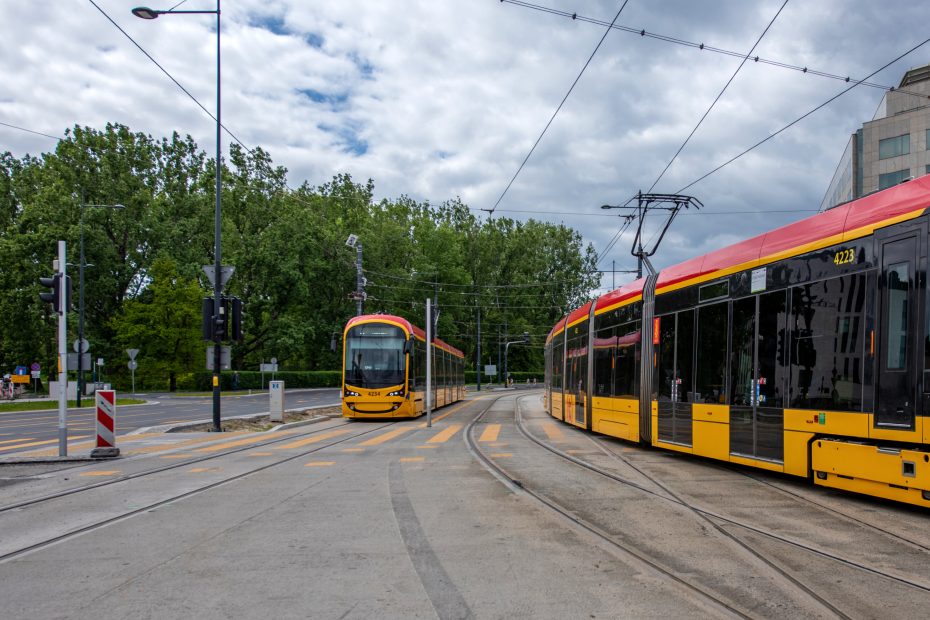 Zdjęcie przedstawia dwa tramwaje u zbiegu ulic Spacerowej, Belwederskiej i Gagarina.
