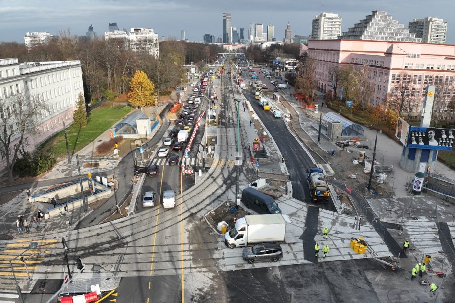 Widok z góry na skrzyżowanie alei Niepodległości i ulicy Rakowieckiej. Widać toczące się prace przy nowej linii tramwajowej. PO prawej stronie budynek SGH, po obu - wejście do stacji metra Pole Mokotowskie