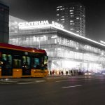 Zdjęcie przedstawia ulicę Marszałkowską w nocy, jedzie tramwaj, na drugim planie wklejone zdjęcie domu towarowego Sawa z 1971 roku.