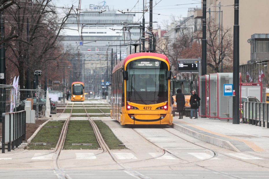 Zdjęcie przedstawia tramwaj jadący ulicą Rakowiecką.