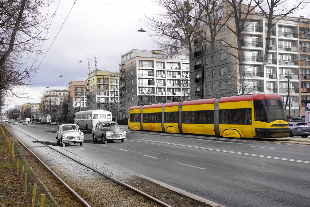 Aleja Waszyngtona w kierunku ronda Wiatraczna, widoczne bloki od numeru 96, widoczne samochody Moskwicz i Warszawa, oraz współczesny tramwaj. Sklejka zdjęć z połowy lat '60 i współczesnego.