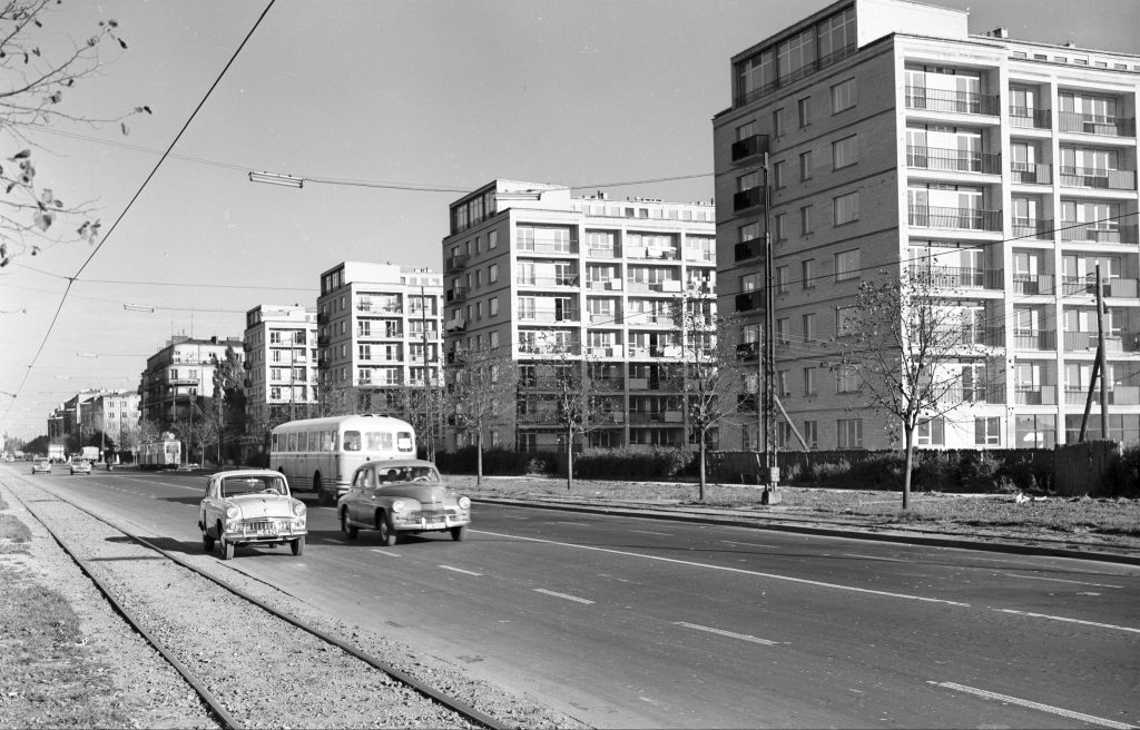 Aleja Waszyngtona w kierunku ronda Wiatraczna, widoczne bloki od numeru 96, widoczne samochody Moskwicz i Warszawa, zdjęcie z połowy lat '60.
