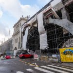 Zdjęcie przedstawia remontowany wiadukt Mostu Poniatowskiego. Na pierwszym planie widoczne są ulica i samochody. Na Górze widać wiadukt i rusztowania.