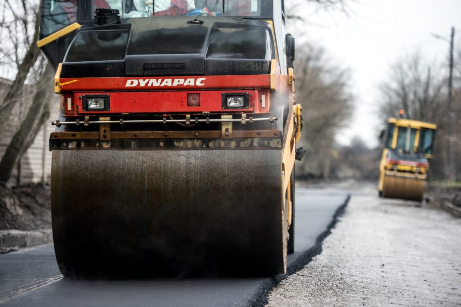 Zdjęcie przedstawia remont nawierzchni ulicy Gniewkowskiej. Po lewej stronie widać walec jeżdżący po nowo ułożonym asfalcie, w tle z prawej drugi walec stojący na pasie dotychczasowej nawierzchni z trylinki.