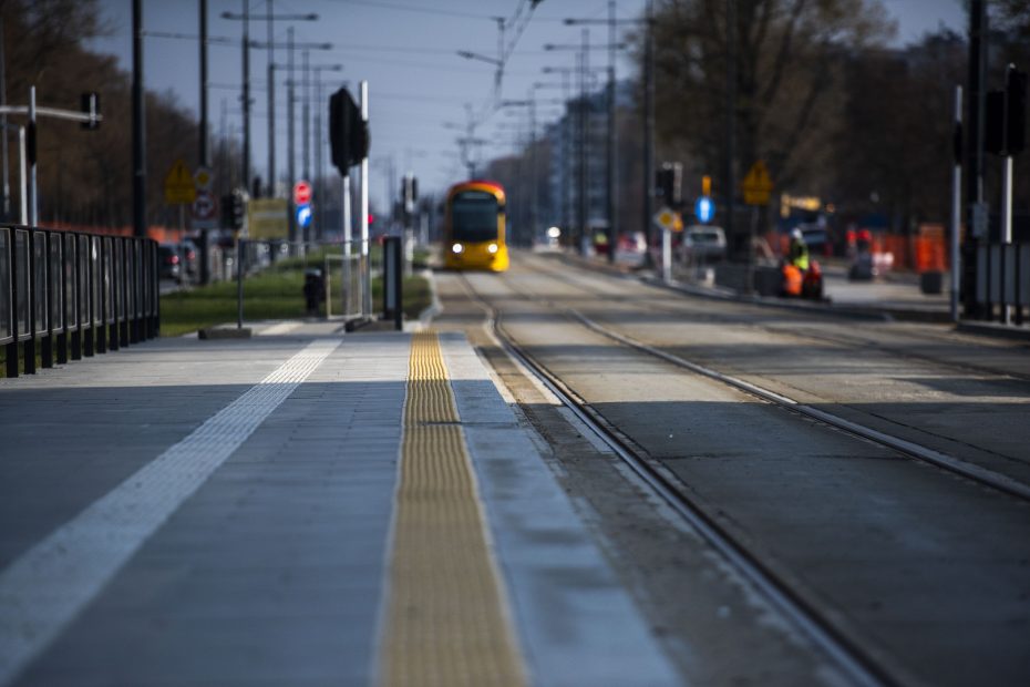 Zdjęcie przedstawia przystanek tramwajowy na ulicy Jana III Sobieskiego. Na pierwszym planie widać platformę przystanku, a w tle nadjeżdżający tramwaj.